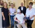 Bild: Christine Hollederer/exb
Landrat Richard Reisinger (Zweiter von rechts) händigte an Günter (Zweiter von links) und Belinda Luber (rechts) die Bayerische Staatsmedaille für soziale Verdienste aus. Auch Tochter Nadine (Mitte) und die Birgländer Bürgermeisterin Brigitte Bachmann-Mühlinghaus (links), die die Auszeichnung des Ehepaares anregte, waren bei der Übergabe im Landratsamt dabei.