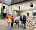 Bild: Landratsamt Tirschenreuth/exb
Termin zum Denkmalschutz beim Bischof-Senestrey-Hauses in Bärnau: Bei der Besichtigung stimmen sich (von links) Christian Gleißner von der Stadt Bärnau, Daniela Keller vom Landratsamt sowie die Planer Corinna Scherer, Florian Schabner (beide Architekturbüro Schabner) und Michael Kandziora (Büro Lehner + Baumgärtner) ab.
