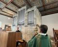 Bild: ils
Pater James Mudakodil segnet die neue Kirchenorgel in Kirchendemenreuth.