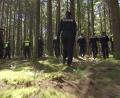 Bild: Polizei Regensburg
Großer Aufwand für eine vage Spur. Polizisten durchsuchen ein Waldgebiet bei Sinzing.