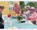 Bild: Gabi Schönberger
Gastgeberin Elisabeth Weiß serviert den Seniorinnen und Senioren den Kuchen zum Kaffeeklatsch.