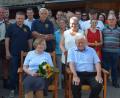 Bild: bnr
Mit zwei Ruhebänken als Geschenk gratuliert der Gemeinderat Bürgermeister Johann Wilhelm zum 75. Geburtstag.