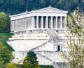 Bild: Armin Weigel/dpa
Der Ruhmestempel Walhalla an der Donau unweit von Regensburg soll ein neues Besucherzentrum erhalten. (Archivfoto)