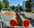 Bild: Stephan Huber
Ein Bagger hat die Erde unterhalb der Fahrbahn in der Jahnstraße in Amberg ausgegraben.