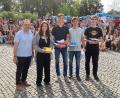 Bild: Elisa Romfeld
Das erfolgreiche Team wurde beim Schulfest des Erasmus-Gymnasiums mit Urkunden und Sachpreisen geehrt (von links): Schulleiter Weiß-Mayer, Alsu Hoppe, Florian Schneider, Max Fruntke und Johannes Rosenboem (alle Klasse 12).
