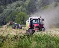 Symbolbild: Soeren Stache/dpa/ZB
Eine Ballenpresse auf dem Feld. Während Erntearbeiten kam es bei Schalkenthan zu einem Brand.
