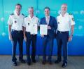Bild: Polizeihauptmeisterin Edith Mantel/Polizeipräsidium Oberpfalz/exb
Polizeivizepräsident Robert Fuchs (links) und Polizeipräsident Thomas Schöniger (rechts) verabschiedeten Leitenden Polizeidirektor Klaus Müller (Zweiter von links) in den Ruhestand. Sein Nachfolger ist Kriminaldirektor Gerhard Huf (Zweiter von rechts).