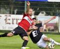 Archivbild: Hubert Ziegler
Mario Plott (rechts, Szene aus dem Testspiel gegen Weißenburg) erlitt beim 3:1-
Sieg der DJK Ammerthal in Hof eine schwere Knieverletzung.