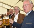 Archivbild: rgr
Rückblick ins vergangene Jahr. Hoch die Krüge: Der deutsche DAGA-Präsident Helmuth Wächter (rechts) stößt mit dem amerikanischen DAGA-Präsidenten James Joyce im Bierzelt an. Trotz kritischer Stimmen könnte man sagen: Es lebe die Deutsch-Amerikanische Freundschaft!