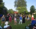 Bild: fz
Countryklänge im Pfarrgarten bei der Serenade animieren auch einige Line-Dancer.