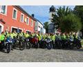 Bild: jr
Aus ganz Deutschland kamen Mitglieder des Motorradclubs "Film goes Bike" zum Treffen ins Stiftland. Hier im Bild alle Teilnehmer auf dem Therese-Neumann-Platz in Konnersreuth.