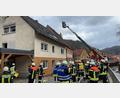 Bild: lei
Mit der Drehleiter brachte die Feuerwehr eine Bewohnerin in Sicherheit.
