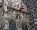 Bild: Alexander Unger
Die Höhenretter der Berufsfeuerwehr Regensburg ziehen die Blicke auf sich: Sie seilen bei der Großübung einen "verletzten" Handwerker vom Südturm des Regensburger Doms ab.