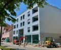 Bild: Gabi Schönberger
Im freundlichen Grau präsentiert sich das "Stadthaus" des ADAC auf der Bürgermeister-Prechtl-Straße. Bis Ende des Monats soll die Baustelle davor auch der Vergangenheit angehören.
