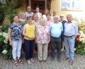 Bild: amö
Mit 90 Jahren noch voller Elan: Die Jubilarin (Bildmitte) zwischen Pfarrer und Bürgermeisterin mit ihren Kindern und den Gratulanten.