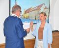 Bild: ak
Bürgermeister Roman Schäffler nahm der neuen Stadträtin Amelie Krauß den Amtseid ab. Sie tritt die Nachfolge von Katharina Hage an