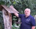 Bild: Rainer Holzapfel 
Bienenexperte Rainer Holzapfel neben einem Bienen-Unterschlupf aus Totholz.