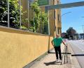Bild: Gabi Schönberger
Ibrahim Ilisik vor seinem Haus in der Nikolaistraße. Dort lässt er auf einer Mauer Wein wachsen, aus anhaltendem Ärger über die Stadt.
