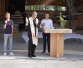 Bild: fvo
Der Waldthurner Pfarrer Norbert Götz segnet die neue Fertigungshalle von Riedl Holzbau. Anschließend erhielt er von Firmenchef Alexander Riedl (rechts) eine Spende von 2000 Euro für die Wallfahrtskirche am Fahrenberg und den Kindergarten Waldthurn.