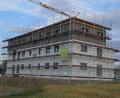 Bild: ak
Das erste von insgesamt 14 Mehrfamilienhäusern im Wohnquartier der Ziegler-Group „Am Laibacher Weg“ in Speichersdorf steht. Durch vorgefertigte Holzmodule wurde das Gebäude innerhalb von acht Tagen zusammengebaut.
