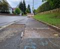 Bild: kaz
Das Bauamt Kemnath bemängelte die Arbeit der Firma Powerkom. Nach dem Einbau der Glasfaser fehlt an vielen Stellen noch eine Deckschicht in einigen Straßen- und Gehwegöffnungen – wie hier in der Wunsiedler Straße.