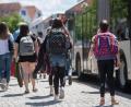 Symbolbild: Marijan Murat/dpa
In der Stadt Sulzbach-Rosenberg kamen bisher 410 Schüler in den Genuss einer kostenlosen Busfahrkarten. Nach einer Neuberechnung der Wegstrecken wohnen 60 Buskinder aber weniger als zwei Kilometer von ihrer Schule entfernt. Nach gesetzlicher Regelung gibt es für diese Mädchen und Jungen diese Gratis-Karten nun nicht mehr.