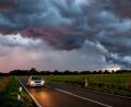 Symbolbild: Patrick Pleul/dpa
Sicher durchs Gewitter: Blitze können Autos und ihren Passagieren kaum etwas anhaben.