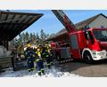 Bild: ihl
Nicht nur mit Wasser, auch mit Schaum wurde der Brand im Lagerhaus von Weidenthal gelöscht. Schadenshöhe und Ursache sind nun ein Fall für Gutachter.