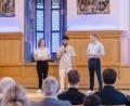 Bild: StMUK/Thomas Langer/exb
Mohabullah (Mitte), Schüler der 11. Klasse an der FOSBOS Amberg, wurde für sein Engagement im historischen Rathaussaal in Nürnberg geehrt.