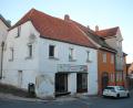 Bild: bjp
Das frühere Getränkemarkthaus und das repräsentative Rauch-Haus sollen als nächster Schritt der Stadtplatzplanung statischen Prüfungen unterzogen werden.