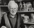 Archivbild: Portner
Die Schaffenskraft ist zu Ende: Ludwig Berger aus Eigelsberg ist im Alter von 83 Jahren verstorben. An seinem 80. Geburtstag präsentierte er eine Miniaturausgabe seines Weltrekord-Bierkruges in der Hobbywerkstatt.