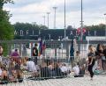 Bild: Frank Hoermann / Sven Simon, dpa
Schon zur Mittagszeit warteten am Freitag in München zahlreiche Adele-Fans auf den Einlass in die Open-Air-Arena.