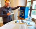 Bild: lg
„Schreiben Sie doch mal wieder eine Postkarte“, rät Christoph Ahlemeyer und hält hierfür Karten, Marken und Postkasten bereit.