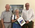 Bild: Sabine Wilde /exb
Kirchenpfleger Georg Münch (links) und Bürgermeister Bernhard Lindner (rechts) freuen sich mit Marianne Moosburger über die erste Chronik über das Hahnbacher Kloster.