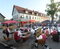 Bild: bey
Das Große Vereinsorchester Waidhaus sorgt bei der Serenade in Pleystein für schöne Melodien rund um den Marktplatz.