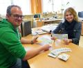 Archivbild: kaz
Rainer Seidel, hier mit Jugendamtsleiterin Sabine Konrad, bei der Präsentation des Kinderrechtepasses. Er soll helfen, vor sexualisierter Gewalt zu schützen.