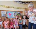 Bild: bsc
Tief beindruckt zeigten sich (sitzend von rechts) Isabella, Emy, Zlata, Victoria, Nina und Melina, als die sehbehinderte Maria Röger (stehend) den Kindern das Füllen eines Wasserglases mit Hilfe eines Füllstandsmessers zeigte.