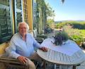Bild: ihl
Burkhard Graf Beissel von Gymnich auf seinem Lieblingsplatz vor seiner Schlosswohnung in Guteneck. Am 5. August wird er 70 und hat immer noch zu wenig Zeit, den Ort zu genießen.