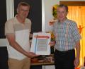 Bild: pop
Bürgermeister Peter Braun (links) überreichte an Pfarrer Werner Sulzer die Bürgermedaille in Bronze der Marktgemeinde Schmidmühlen.