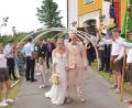 Bild: fvo
Franziska und Markus Hösl nach der Trauung am Kirchenportal der Söllitzer Wallfahrtskirche.