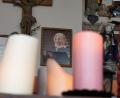 Archivbild: jut
Die Resl wird auch heute noch von vielen Menschen verehrt. Hier ein Bild von ihr in der Votivtafelkapelle auf dem Konnersreuther Friedhof.