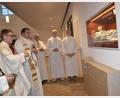 Bild: gi
Der Heilige Aurelius erhält nach der Restaurierung auf seinem neuen Platz den Segen durch Neupriester Michael Steinhilber im Beisein von Pfarrer Udo Klösel, Professor Dr. Alfred Egid Hierold und Diakon Herbert Sturm und den Ministranten bei der Nachprimiz.