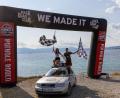 Bild: BackRoadClub/exb
Geschafft: Nach zwölf Tagen und 4500 Kilometern über Schotterpisten, Waldwege und Bergpässe sind Vanessa Aulinger und Fabian Schötz am 25. Juli im Ziel auf der Insel Krk in Kroatien angekommen. Von 138 Teams haben das "Pothole Rodeo" 110 Teams geschafft.