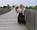 Bild: ubb
Janka Hannemann-Mathes, hier mit ihrem Hund Antares auf der Max-Gleißner-Brücke, hat den Vorsitz des Tirschenreuther Stadtmarketings übernommen.