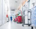 Symbolbild: Fabian Strauch/dpa
Im Gesundheitswesen – hier der Blick in eine Intensivstation – werden weiter Mitarbeiter gesucht.