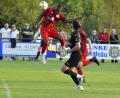 Bild: Hubert Ziegler
Der Ausgleichstreffer des SV Schmidmühlen zum 2:2: Adrian Robinson (links) steigt am höchsten und kann Torhüter Ben Lontke vom 1. FC Rieden überwinden. Calvin Morin (Zweiter von links) vom 1. FC Rieden kommt zu spät.