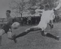 Archivbild: SpVgg Vohenstrauß
Rudi Scholz (rechts) in Aktion: Der ehemalige Spielführer der SpVgg Vohenstrauß in der Bayern- und Landesliga ist im Alter von 89 Jahren verstorben.