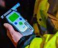 Symbolbild: Uwe Anspach/dpa
Ein Polizeibeamter hält ein Alkoholmessgerät mit der Aufschrift «0,00» in der Hand.