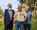 Bild: Sabine Schaller/exb
Bei Norbert Höfer (Mitte) bedankten sich Pfarrer Robert Ploß (links) und Chorleiter Karl-Heinz Brand für seine langjährige Treue und sein Engagement im Ensemble