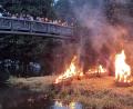 Bild: R. Kreuzer
Was für ein Spektakel: Viele Zuschauer postieren sich auf der Brücke, um die brennenden Tonnen zu sehen.